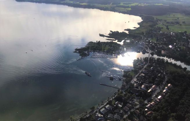 Dampfer am Chiemsee legt in Seebruck an